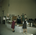 119061 Afbeelding van het serveren van koffie tijdens of na afloop van een dienst in de St.-Nicolaaskerk ...